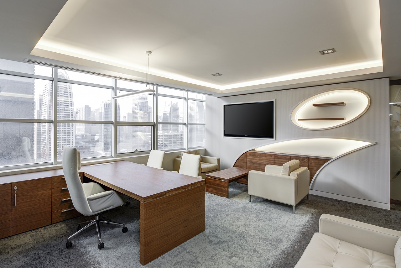 Kleurrijk interieur met eclectische elektrische stoelen. Kleurrijk interieur met eclectische elektrische stoelen.